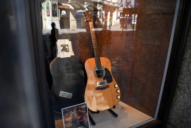 Weltrekord: Kurt-Cobain-Gitarre um 6 Millionen versteigert