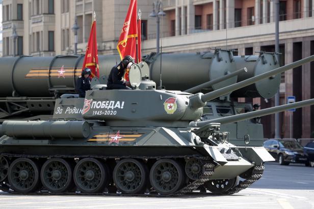 Militärparade in Moskau trotz Corona: Putin befiehlt Virus eine Pause