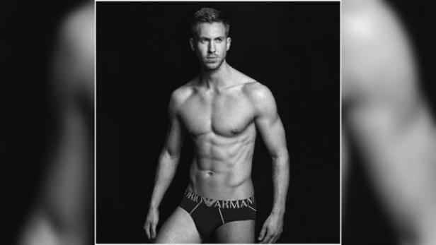 Calvin Klein posiert für eine Schwarzweißaufnahme in Unterwäsche.