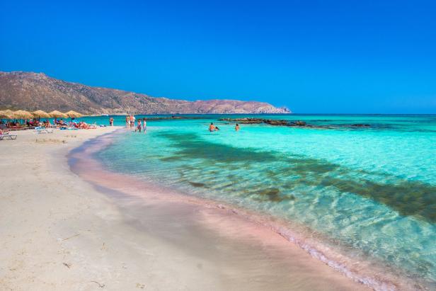 Menschen genießen den Strand von Elafonisi auf Kreta.
