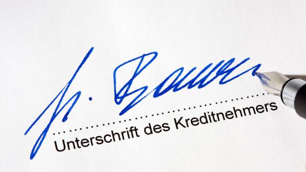 Unterschrift für einen Kredit auf einem Kreditvert…