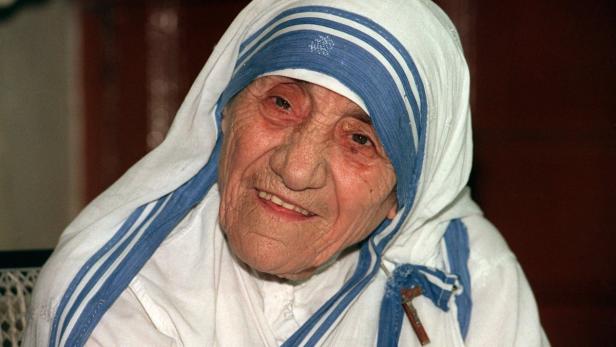 Porträt von Mutter Teresa mit ihrem charakteristischen blauen und weißen Habit.