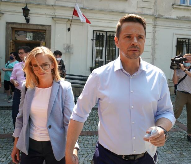 Polen: Präsident Duda muss in Stichwahl gegen Liberalen Trzaskowski