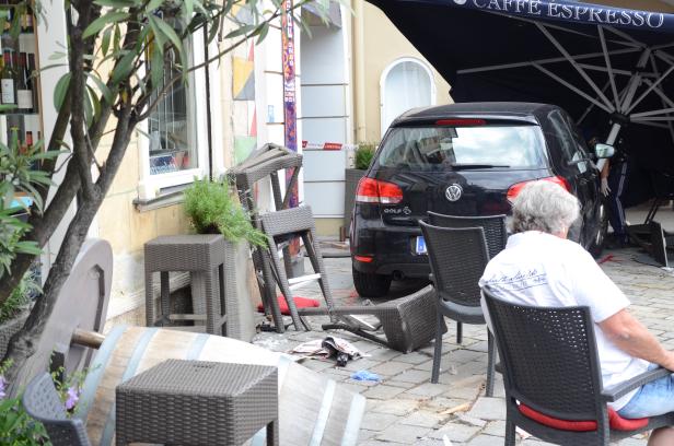 Auto fuhr mitten in Schanigarten: Sechs Verletzte