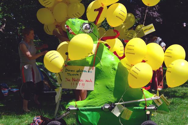 Luftballons tragen Botschaften gegen Zwang zu Ziffernnoten