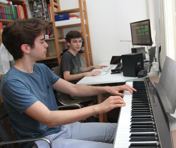 Zwei Jugendliche komponieren digitale Weltraumklänge