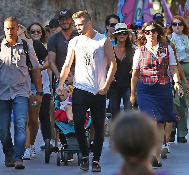 David Beckham und seine Familie besuchen einen Freizeitpark.