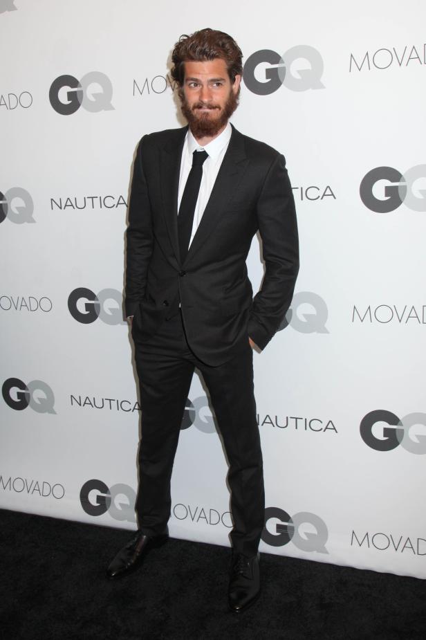 Andrew Garfield posiert in einem schwarzen Anzug auf einer Veranstaltung.