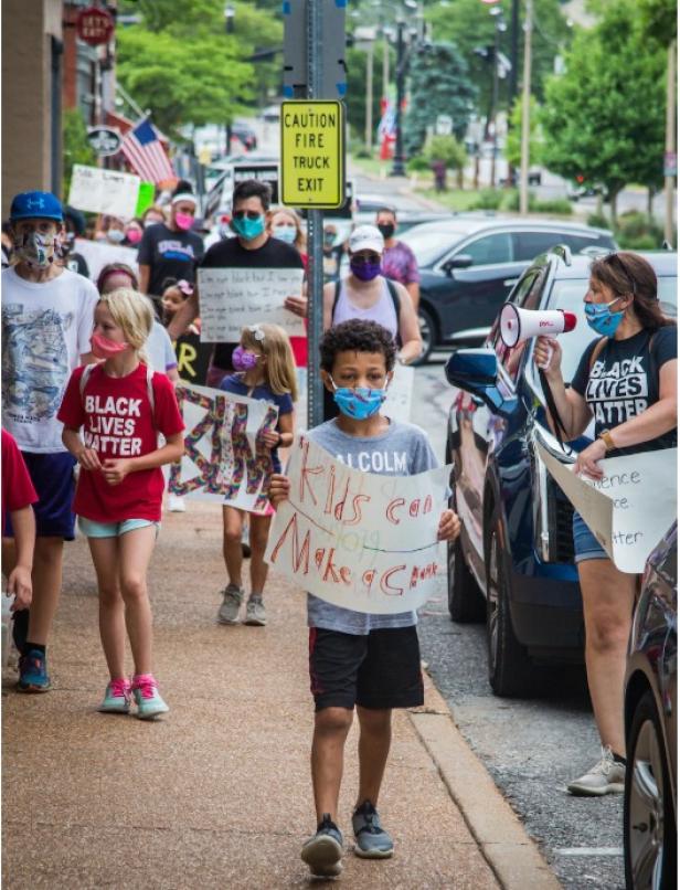 Achtjähriger Nolan Davis organisiert Demo gegen Rassismus - Hunderte kommen