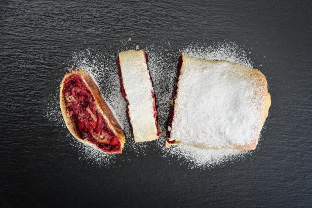 Cherry strudel with almond