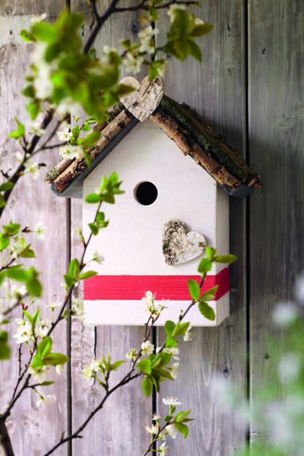 Eine Wohnung und ein Restaurant für die Gäste im Garten