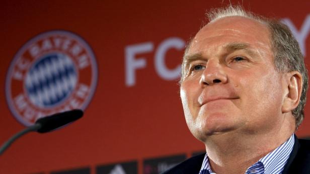 Hoeneß zwischen Pokal und Häfen