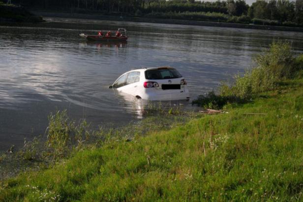 Wallsee: Männer retteten Frau aus in der Donau versunkenem Auto