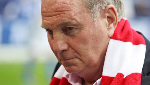 Uli Hoeneß mit einem rot-weißen Schal um den Hals.