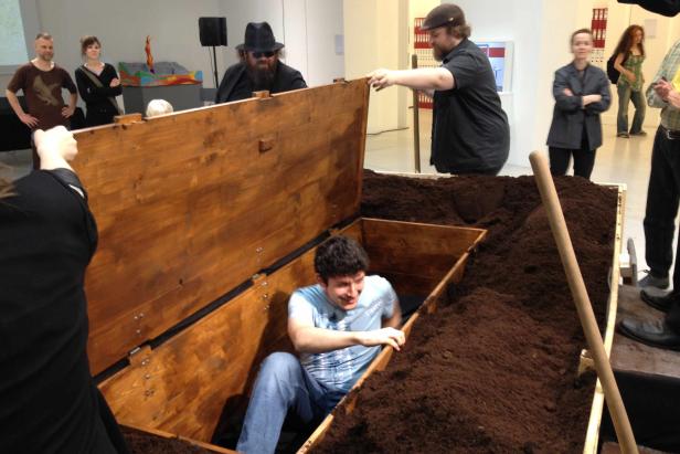 Lebendig begraben im Museum