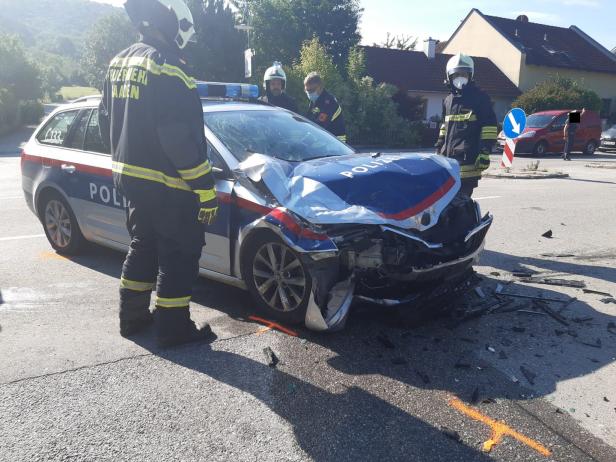 Autofahrerin kollidierte in Mödling mit Polizeiauto: Vier Verletzte