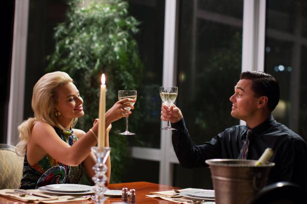 Margot Robbie und Leonardo DiCaprio in einer Szene aus „The Wolf of Wall Street“.