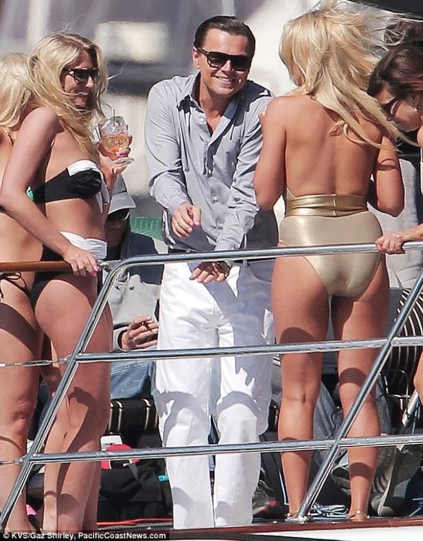 Leonardo DiCaprio umgeben von Frauen auf einer Yacht.
