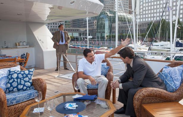 Leonardo DiCaprio in einer Szene von „The Wolf of Wall Street“ auf einer Yacht.
