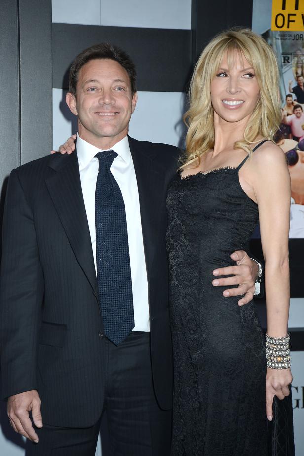 Jordan Belfort und seine Frau posieren auf dem roten Teppich.