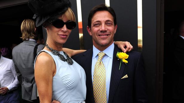 Jordan Belfort posiert mit einer Frau bei einer Veranstaltung.