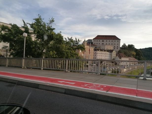 Radstreifen auf Linzer Nibelungenbrücke rot eingefärbt