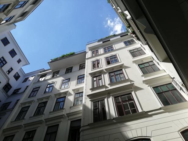 Rätselhafter Todesfall in Wien-Alsergrund: Mann stürzt von Dachterrasse