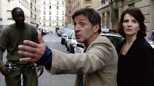 „Caché“ mit Juliette Binoche Omar Sy, François Cluzet und Anne Le Ny stehen auf einer Straße in Paris.