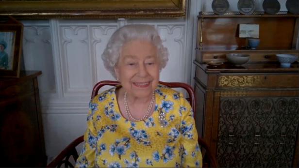 Welches Outfit die Queen zu einem Zoom-Meeting anzieht