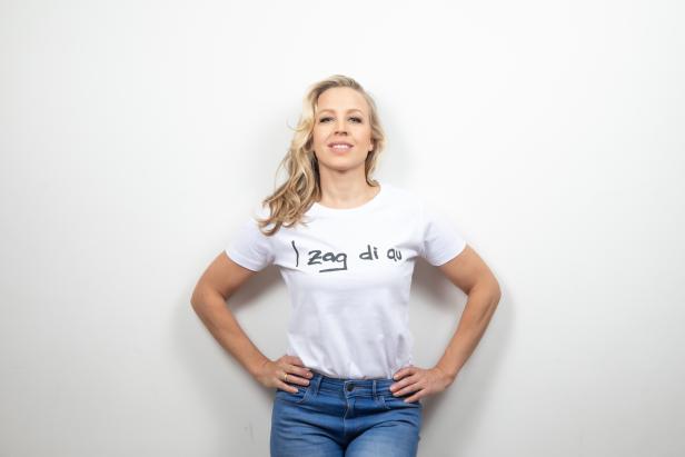 „I zag di au“: Nina Proll bringt T-Shirt-Kollektion heraus