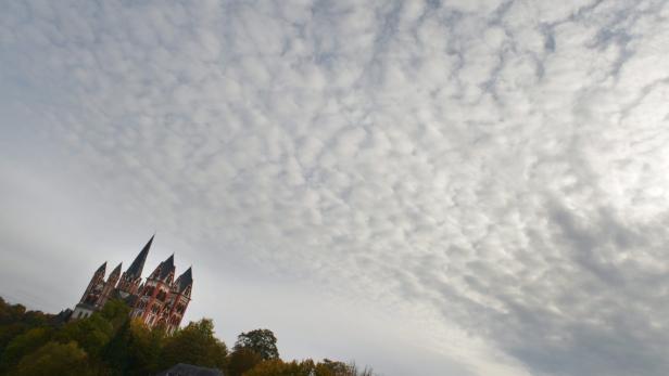 Der Limburger Dom unter einem bewölkten Himmel.