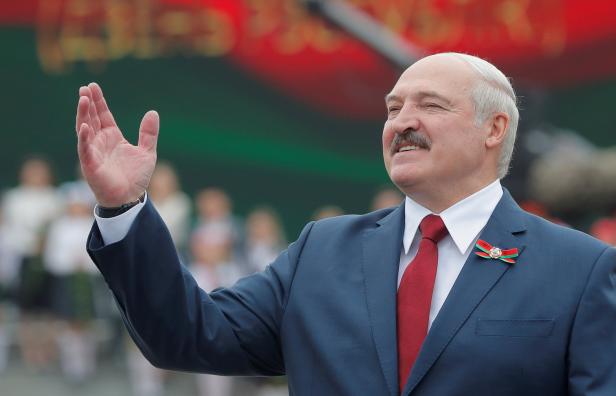 Eine Hausfrau sägt an Lukaschenkos Diktatoren-Sessel