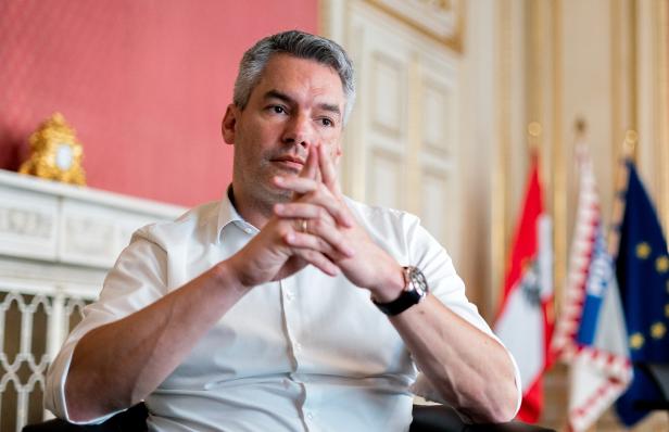 Es gebe eine „ungute Gemengelage“ aus gewaltbereiten Jugendgruppen und politischer Einflussnahme, sagt Innenminister Nehammer