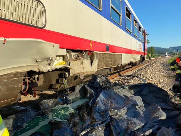 Autos krachten gegen Züge: Junge Pkw-Lenker leicht verletzt