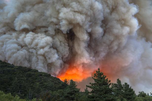 US-APPLE-FIRE-IN-SOUTHERN-CALIFORNIA-FORCES-EVACUATIONS