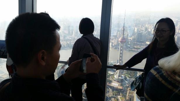 Besucher genießen die Aussicht auf Shanghai vom Oriental Pearl Tower aus.