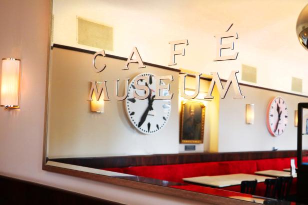 Berndt Querfeld verwandelt Café Museum in eine Kunstgalerie