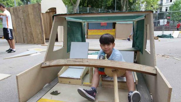 Kinder bauten Holzhäuser...