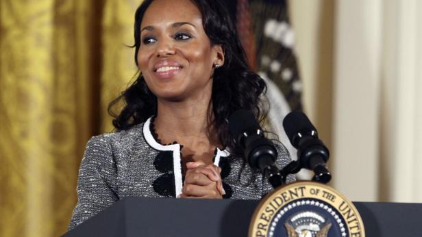 Kerry Washington spricht am Rednerpult des Präsidenten.
