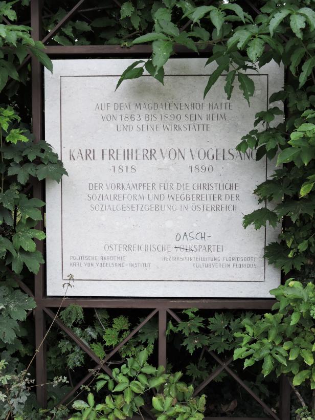 Gedenktafel am Bisamberg mit "Oasch" beschmiert