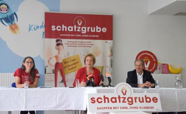 Volkshilfe-Präsidentin Verna Dunst(M.) mit Projektleiterin Halper und Bgm Tauss