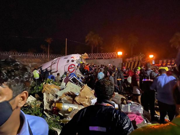 Indien: Flugzeug kommt von Landebahn ab, mindestens 15 Tote