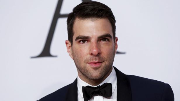 Porträt von Zachary Quinto mit Fliege und dunklem Anzug.