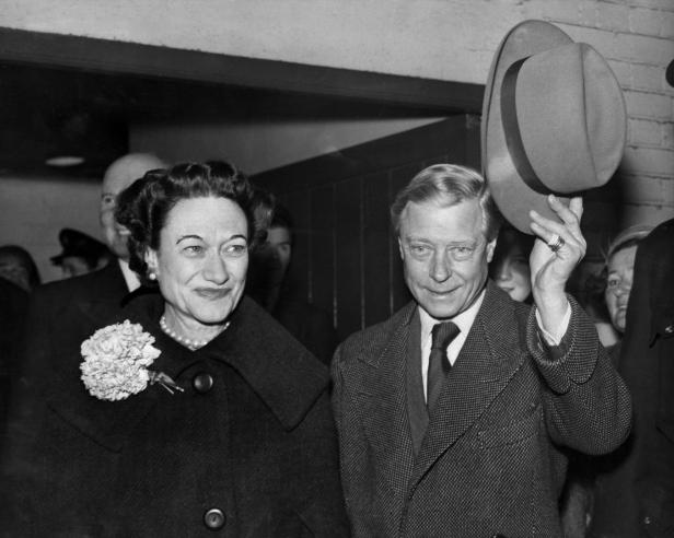 Edward, Herzog von Windsor, grüßt mit Hut, neben ihm Wallis Simpson.