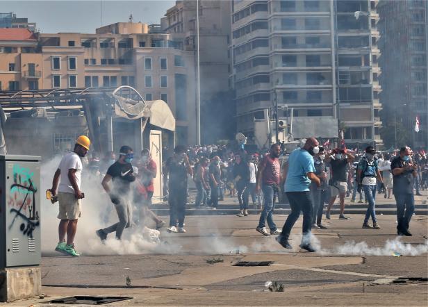 Nach Explosion in Beirut: Tausende protestieren, Premier verspricht Neuwahlen