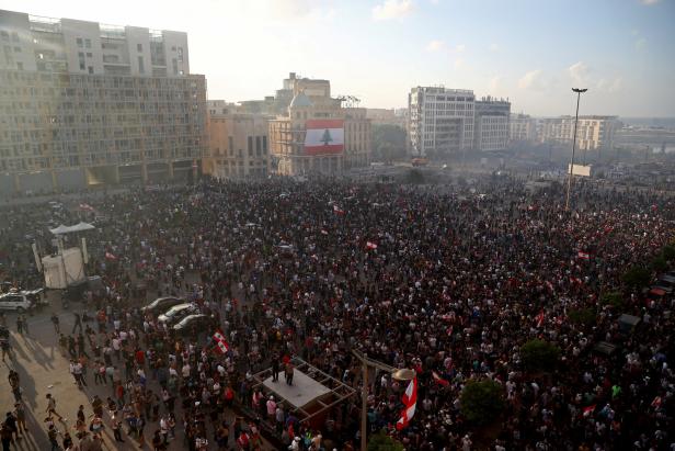Nach Explosion in Beirut: Tausende protestieren, Premier verspricht Neuwahlen