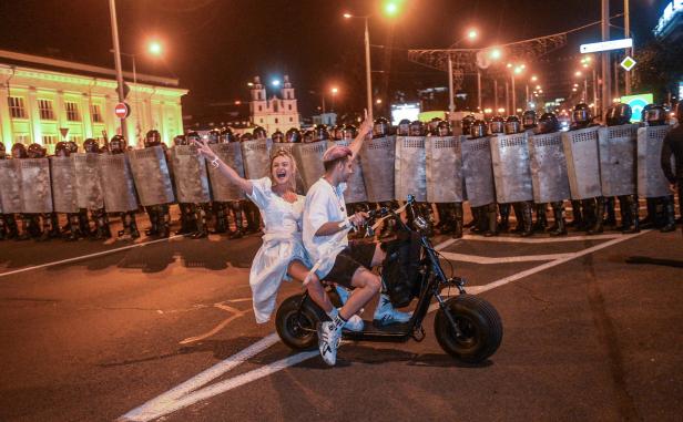 Belarus: Klare Indizien für Wahlfälschung, gerammter Demonstrant wohl tot