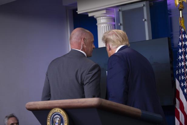 Schüsse vor Weißem Haus: Trump verlässt Pressekonferenz