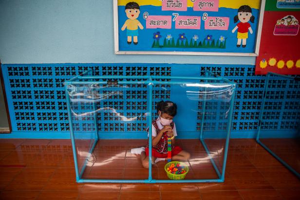 Wegen Pandemie: Thailändische Schüler lernen jetzt in Plastik-Boxen
