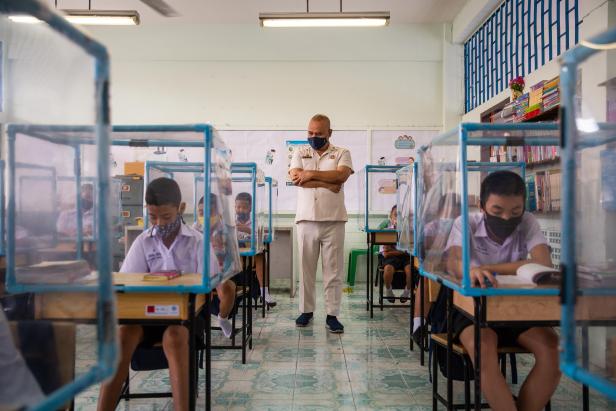 Wegen Pandemie: Thailändische Schüler lernen jetzt in Plastik-Boxen